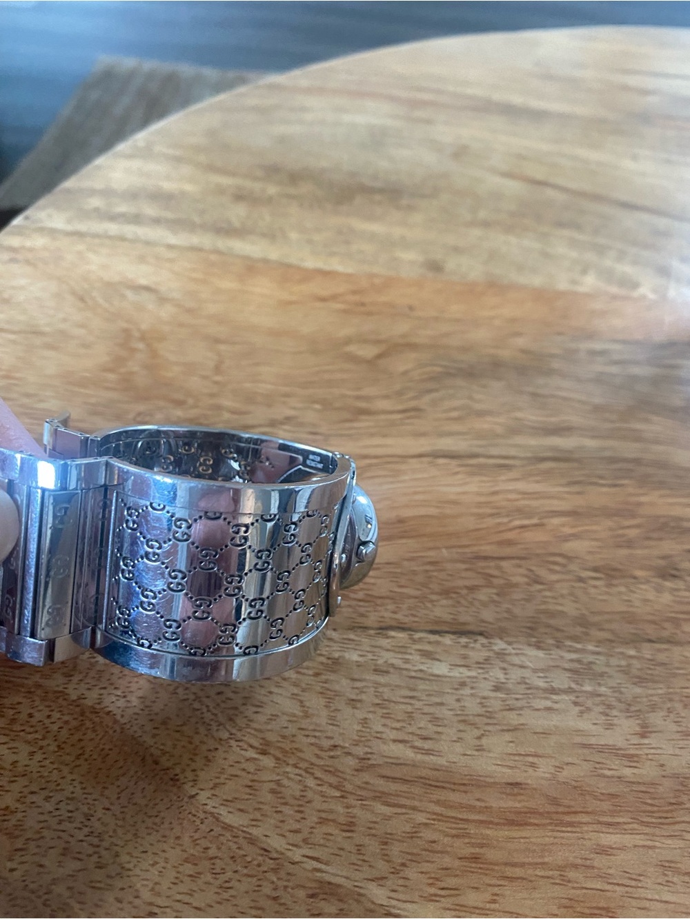 Gucci Polished Silver-Tone GG Monogram Bangle Watch with White Dial - Picture 6 of 6
